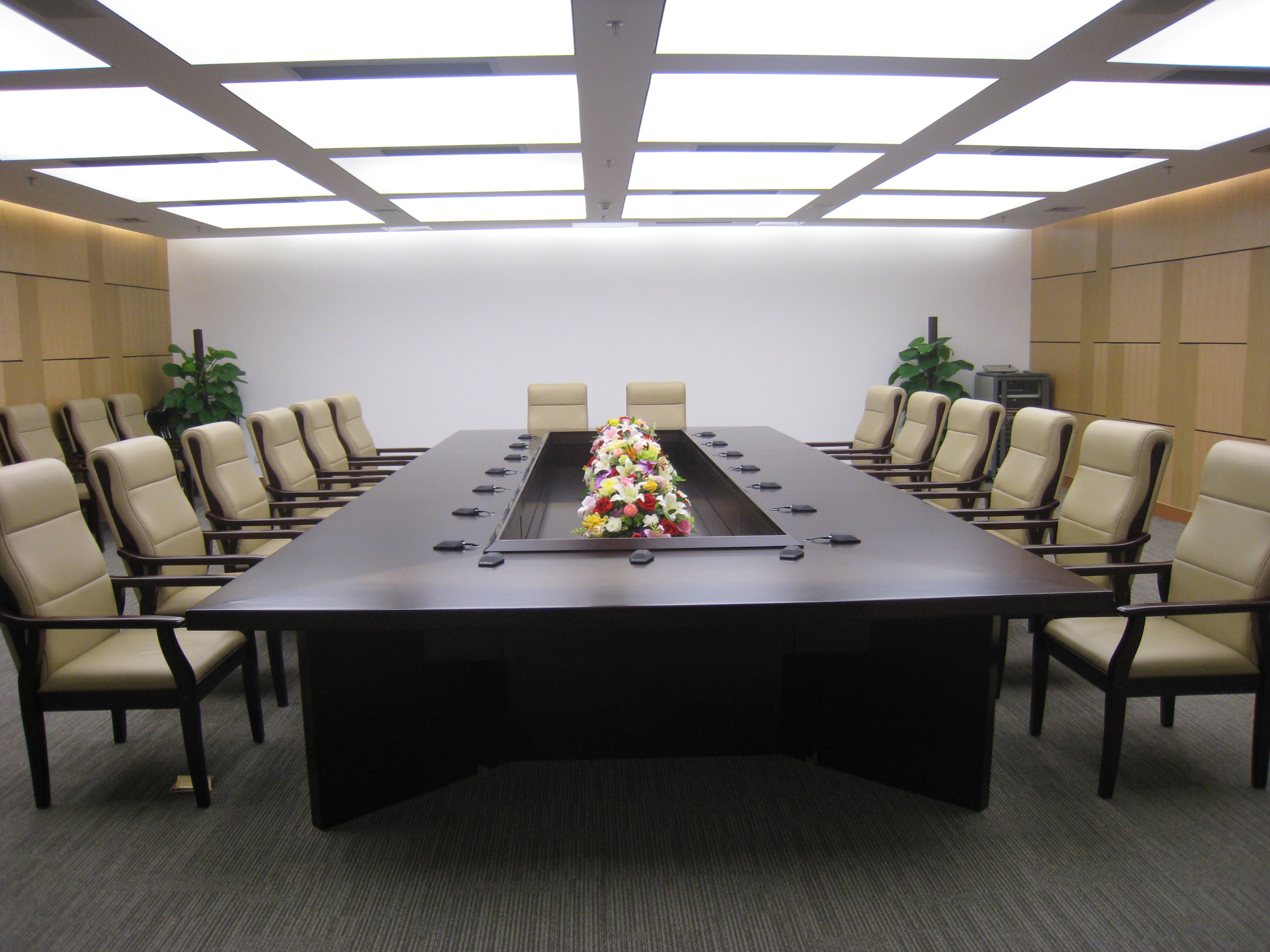 電視電話會議系統(tǒng)是由什么組成的？